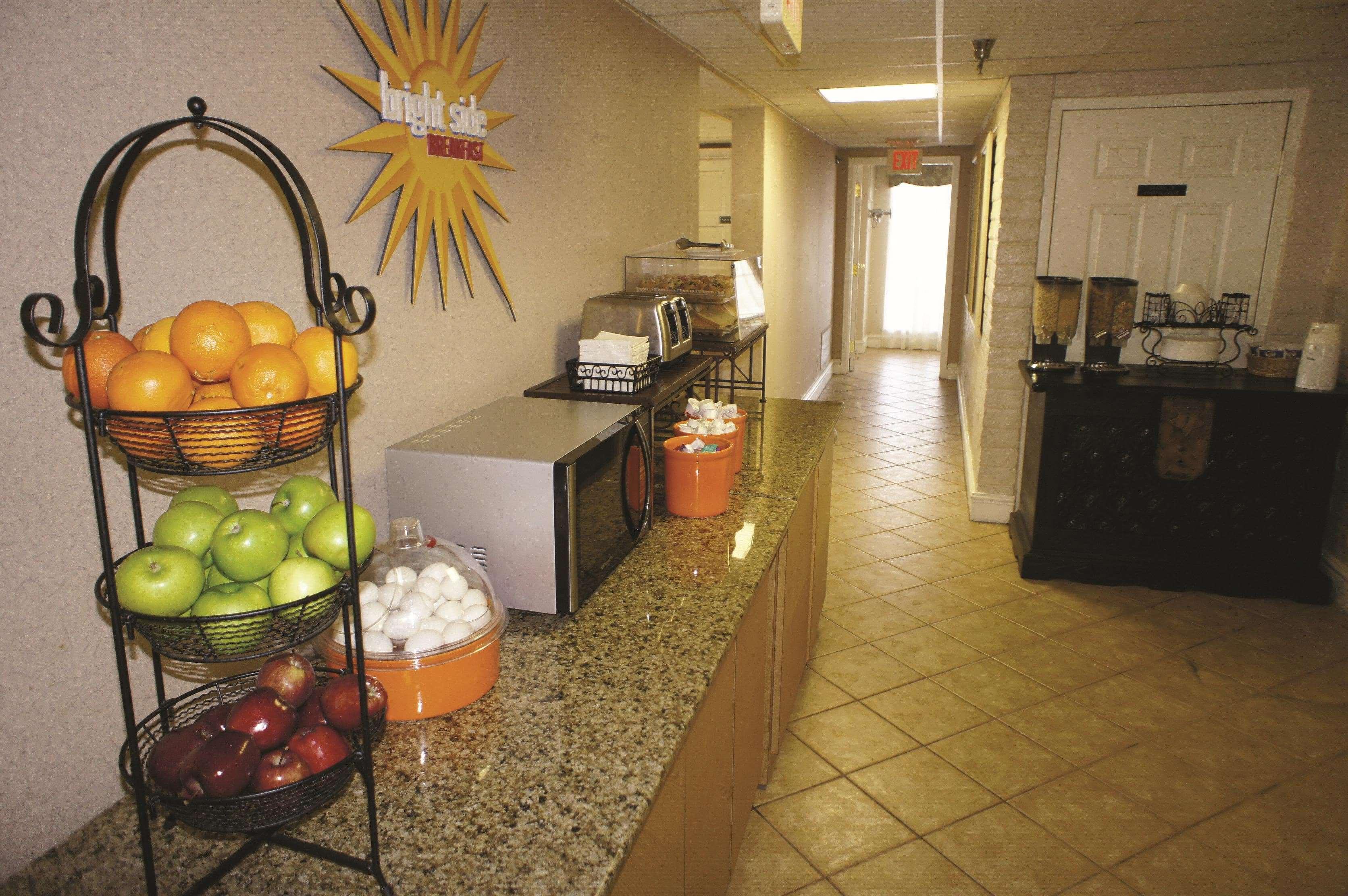 La Quinta Inn by Wyndham Norfolk Virginia Beach Exterior foto